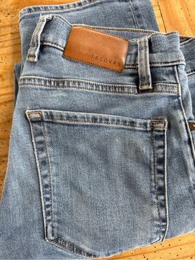 Tecovas Men's Light Wash Straight-Leg Jeans with Tan Leather Patch